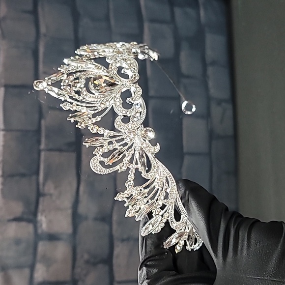 Elegant Silver Tiara with Clear Rhinestone Accents - Picture 1 of 12
